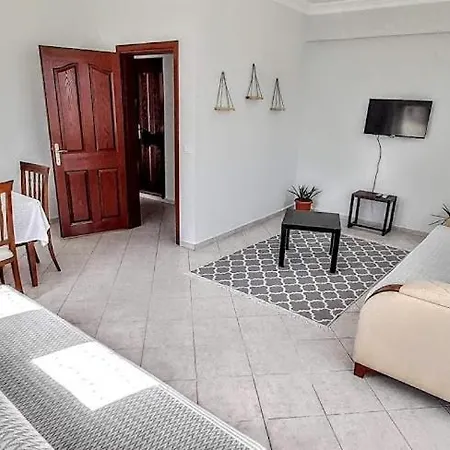 Fethiye Merkezde Ferah Ve Balkonlu 2+1 Daire