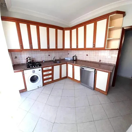 Fethiye Merkezde Ferah Ve Balkonlu 2+1 Daire